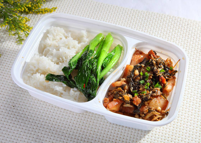 正规的盒饭快餐店通常会严格遵守食品安全规定对食材进行严格的筛选和处理确保食品的卫生安全